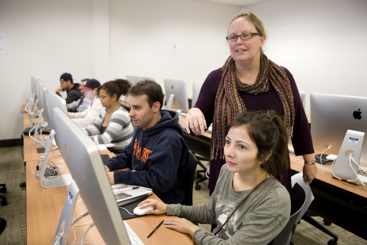 Students working in SOC Range.